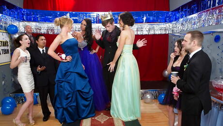 Excellent cuties Kendall Karson and Raven Bay enjoy amazing threesome sex scene 