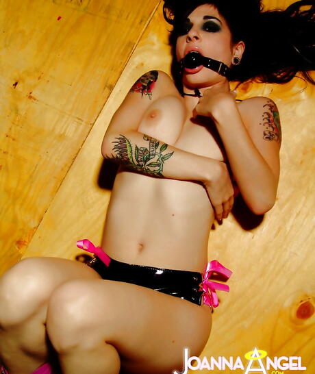 Sexy american milf Joanna Angel shows some fetish 